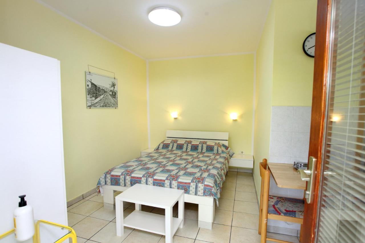Dino Studio And Room Apartments Portorož Exteriör bild